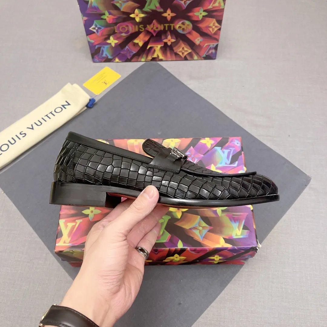p440【LV】《Lv leather shoes are a must-have for trendy men. 👟Strong European fashion atmosphere. Generous shoe last. High-end quality. Fully imported first-layer cowhide. Sheepskin lining. Comfortable on the feet. Lightweight rubber outsole is thick and comfortable. 👍👍Its unique talent lies in its unremitting pursuit of innovation. 0️⃣0️⃣2️⃣ Code number 39 to 44 (Can be customized for 38.45) No. 0117